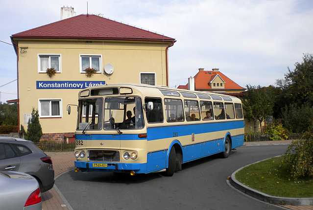 První autobus linky z Mladotic dorazil k bezdružickému nádraží.