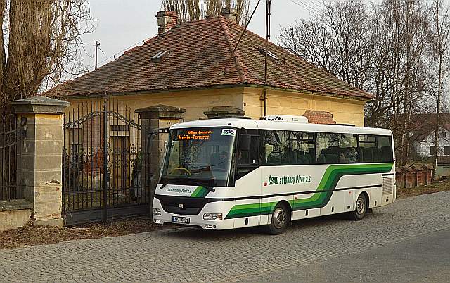 Autobus linky Stříbro-Pernarec před bránou zámku v Trpístech. 