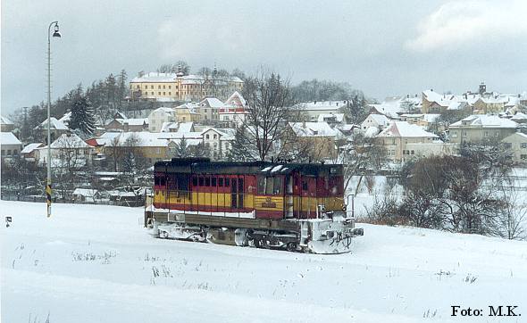 Přípřežní lokomotiva 742.323 na společném záběru s panoramatem Bezdružic a místního zámku. 