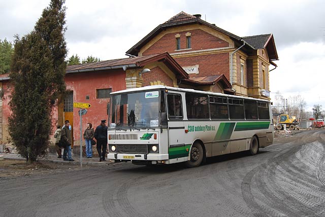 Výlukový autobus v Pňovanech v jarních měsících roku 2008, kdy byl provoz na trati v úseku Kozolupy - Stříbro zcela přerušen.