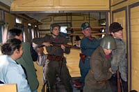 Zásah vojáků a četnitva proti vlakovým banditům.