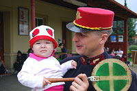 Nádražáci v dobových uniformách.
