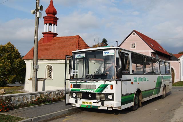 Vůz Karosa C 734.40 z roku 1989 na olešovické návsi.