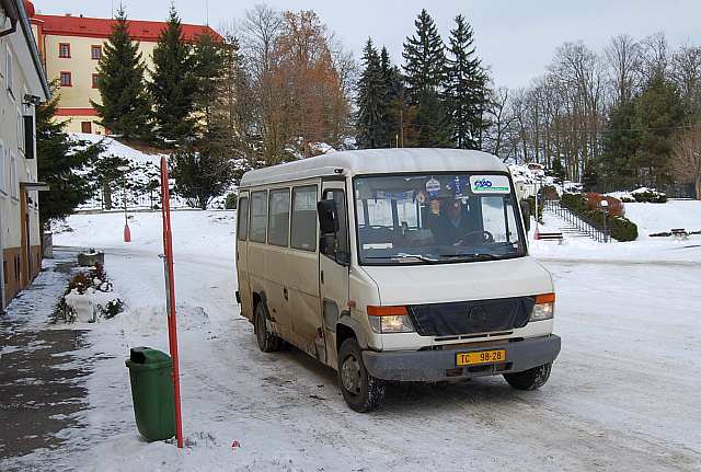 Autobus Mercedes Benz Vario O 814 u původních odjezdových stání na náměstí Kryštofa Haranta v Bezdružicích. 