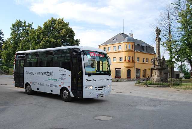 Autobus ISUZU Turquoise Interurban v Bezdružicích.