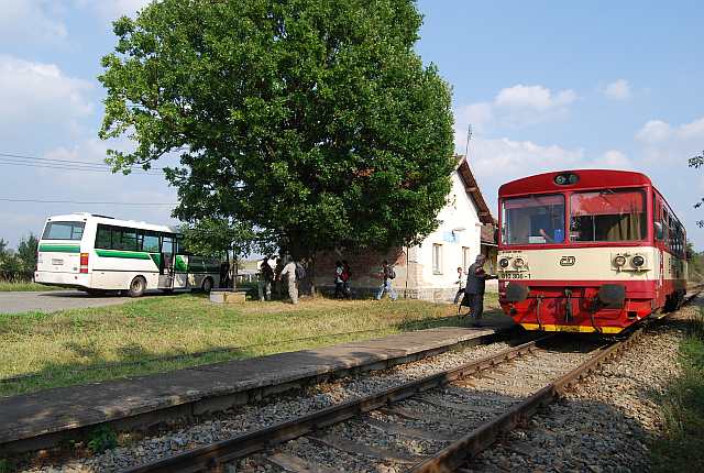 Přestup cestujících z motorového vozu do autobusu náhradní dopravy ve stanici Trpísty. 