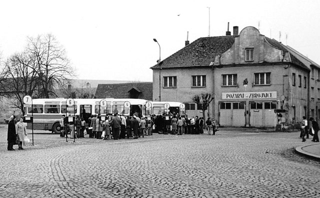 Staré autobusové nádraží ve Stříbře se nacházelo na východní straně náměstí. 