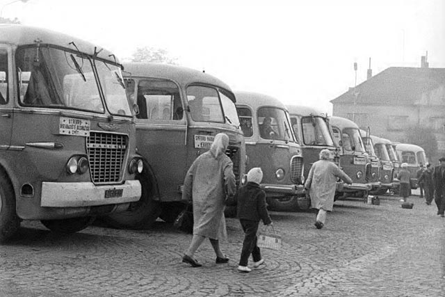 Staré autobusové nádraží ve Stříbře se nacházelo na východní straně náměstí.