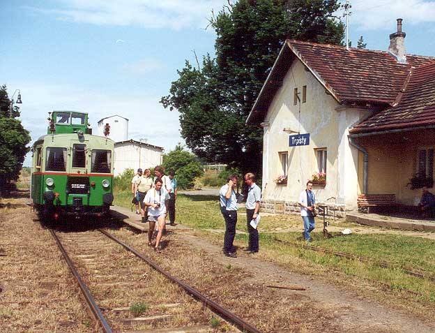 Historický motorový vůz M 120.417 během oslav 100. let lokálky ve stanici Trpísty.