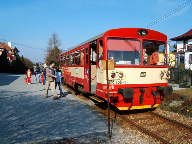 Všední den na lokálce ve stanici Konstantinovy Lázně.