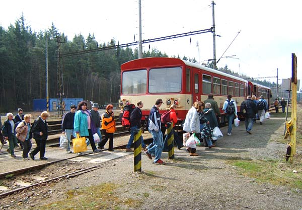 Na lokálce do Bezdružic byla vždy silná rekreační frekvence, kterou často ani motorák s přívěsným vozem dobře nezvládaly. Na obrázku je vidět sobotní nával cestujících na dopolední vlak lokálky  ve stanici Pňovany.