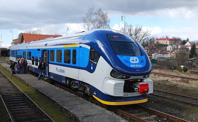 Při příležitosti pořádaného Pochodu za mašinkou do Bezdružic, se mimořádně na trati objevil nejmodernější typ motorového vozu PESA RegioShark.