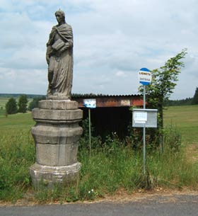 Zastávka regionálního autobusu u Teplé v trase plánované dráhy je smutným dokladem devastace kulturních hodnot v regionu a zaostalé sítě veřejné dopravy.