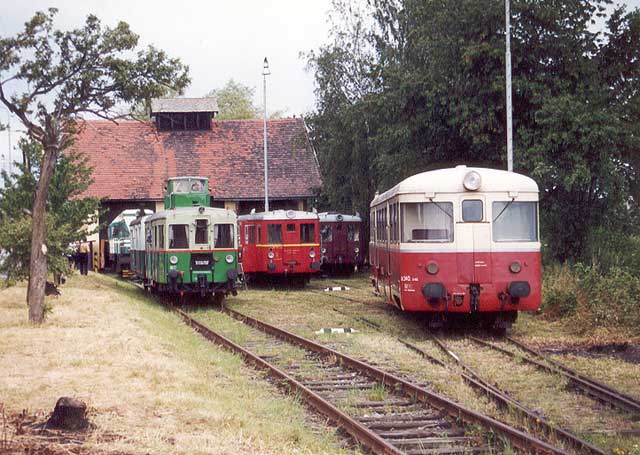 Historická motorová vozidla před výtopnou Bezdružice čekají na svůj výjezd.