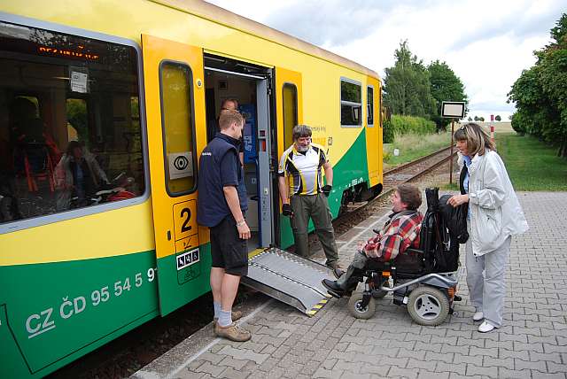  Jednotka RegioNova nakládá vozíčkáře. 