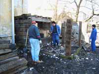 Likvidace nepotřebných zahrádkářských kůlniček, které celá léta hyzdily okolí depa v Bezdružicích.  Foto: Míra Klas (08. 04. 2006)