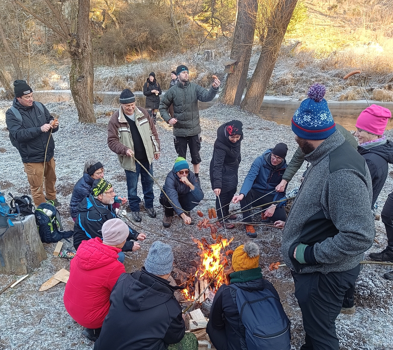 Pečení špekáčků pod hradem Gutštejn.