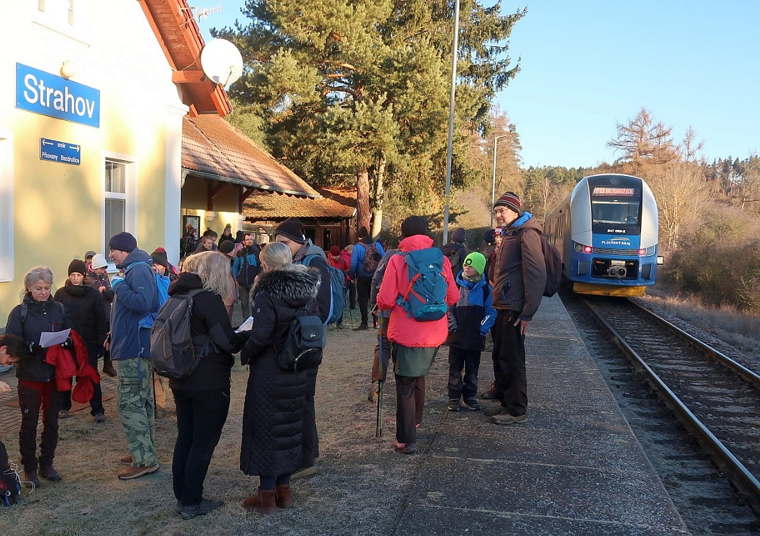 Příjezd účastníků na zastávku Strahov.