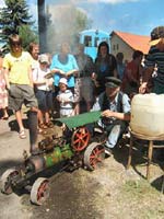 Kapesní parní oračka budila pozornost zejména u dětí, které měly díky své velikosti výsadní právo na svezení.(mk)