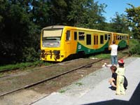 Motorový vůz Regionova nasazený mimořádně na pravidelných vlacích lokálky budil pozornost dětí a dospělých i ve stanici Kokašice.(mk)