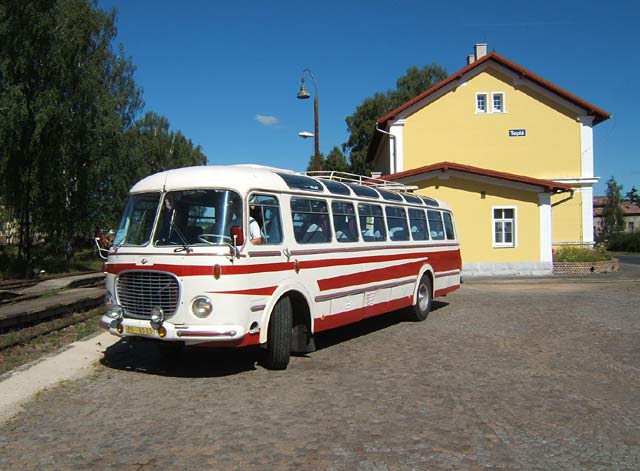 Náhradní autobusová doprava v trase uvažované spojovací trati Bezdružice - Teplá byla pořádána v rámci akce Návrat do třicátých let.