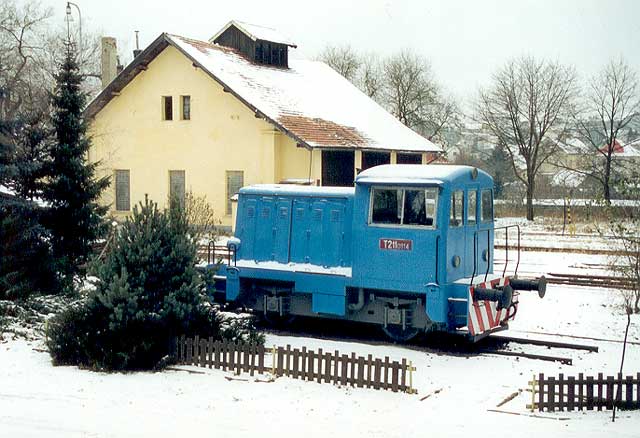 Malá dvounápravová lokomotiva T 211.0814 s motorem Tatra nahradila na samostatném kolejovém poli vedle nádražní budovy motorový vůz M131.1386.
