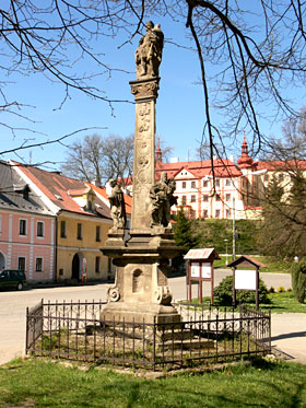 Sloup sv. Floriána s pozadím bezdružického zámku.