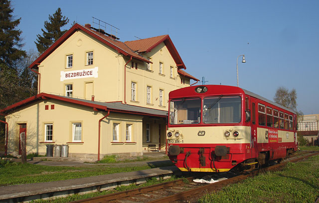 Koncová stanice Bezdružice s místním motorovým vozem 810.306.
