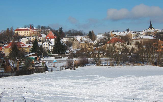 Panorama města Bezdružice se zámkem a věží kostela Nanebevzetí Panny Marie.