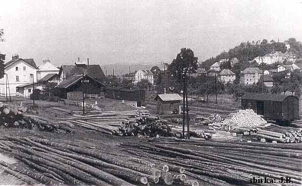 Pohled na nákladiště dřeva v roce 1959.