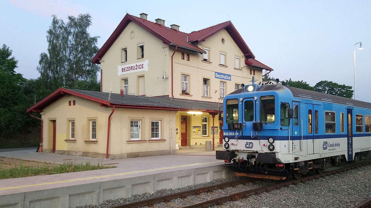 Koncová stanice Bezdružice s místním motorovým vozem 810.306.