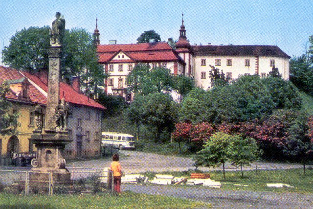 Pohled na bezdružický zámek někdy v polovině sedmdesátých let.
