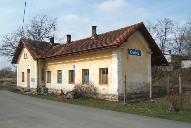 Zadní strana staniční budovy v Cebivi těsně před rekonstrukcí.