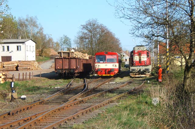 Těsno bývá v Cebivi, pokud na vlečkovou kolej místního dřevoskladu (vlevo) dorazí manipulační vlak.