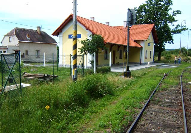 Budova stanice Cebiv po rekonstrukci. V místech zahrádky kdysi bývaly dřevěné záchodky.