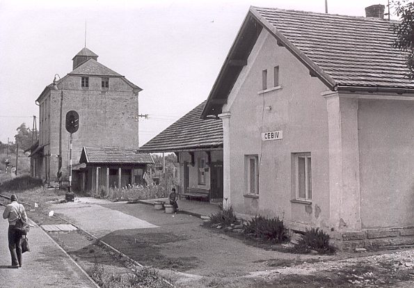 Nádražní budova, bývalé staniční záchodky a dnes již také zbořená budova obilného skladiště na unikátní fotografii z počátku let osmdesátých.