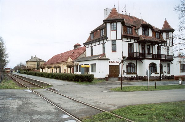 Hotel Alžbětin dvůr po čtyřiceti letech. Bývalá dřevěná přístavba byla přebudována na zděnou.