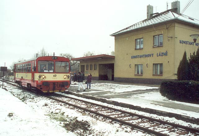 Nová nádražní budova zastávky v zimě 2001 ještě ve své původní podobě.