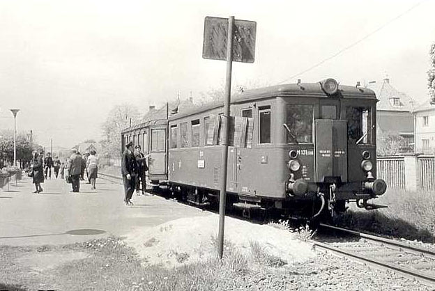 Dopravní ruch na nádraží v Konstantinových Lázních na konci let sedmdesátých. Na trati ještě vládnou motorové vozy M 131.1.