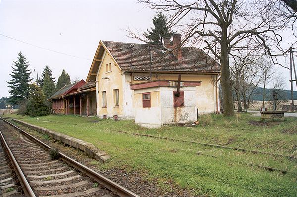 Stanice Kokašice před rekonstrukcí. V popředí měřící domek kolejové váhy, který již  ve stanici nenajdeme.