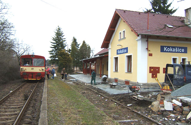 Budova stanice Kokašice byla rekonstruována na podzim 2005. Jak dokládá obrázek, na jaře 2006 dělníci ještě dokončovali dlážděné chodníky. Vpravo jsou patrné zbytky rozbořeného měřícího domku kolejové váhy.