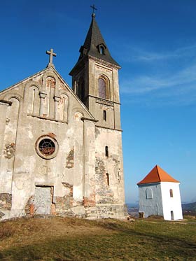 Kostel sv. Máří Magdaleny s nově opravenou kryptou.