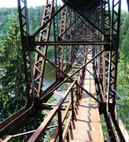 Pohled do ocelové konstrukce mostu.