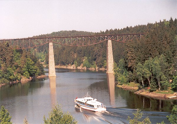 V letní sezóně pod mostem proplouvá několikrát za den hydrobus Plzeň na své lince Hracholusky - Butov.