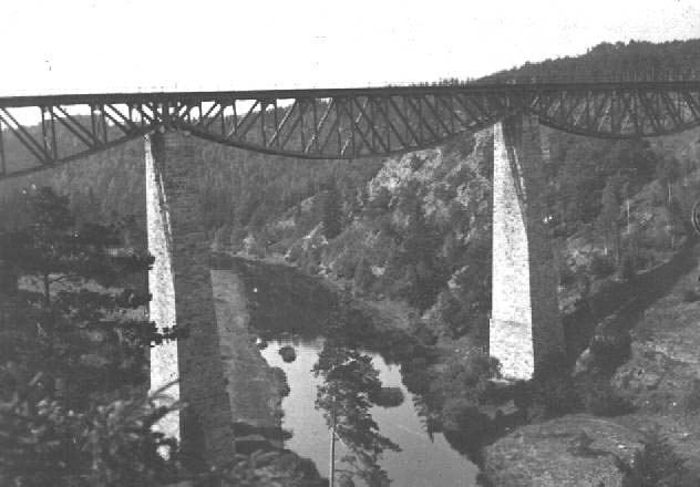 Záběr mostu patrně z meziválečné doby.