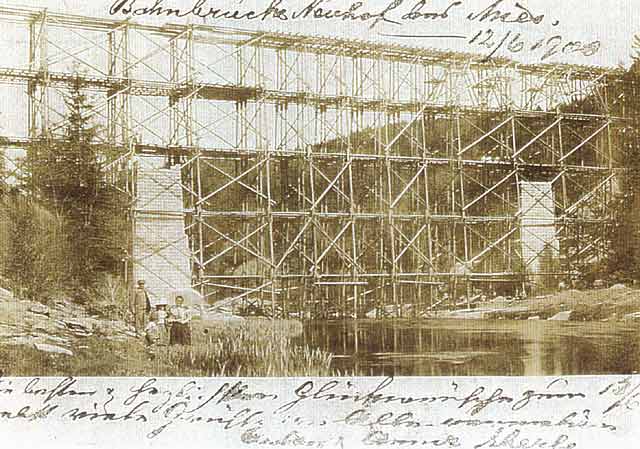  Aktuálně vydaná pohlednice ze stavby mostu přes Mži dokládá jednak podnikavost tehdejších vydavatelů a také ukazuje pokročilost 
  stavby počátkem léta 1900.