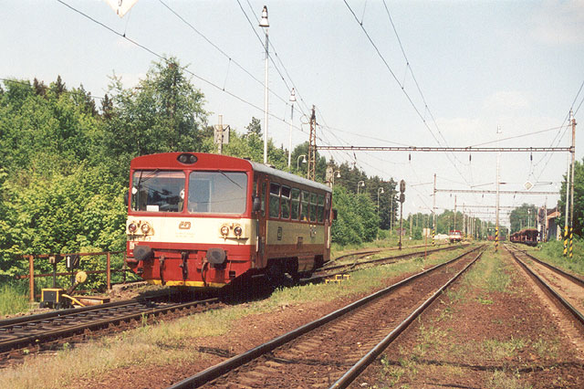 Motorový vůz 810.676 opouští stanici Pňovany po čtvrté koleji, směrem na Bezdružice.