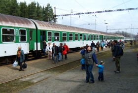 Po příjezdu osobního vlaku do Pňovan (duben 2006).