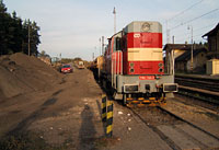 Deponie materiálu u šesté koleje s pracovním vlakem dumpcarů v říjnu 2006.