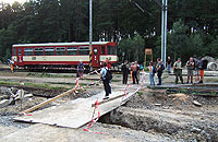 Přechod přes pláň stanice v červenci 2007.
